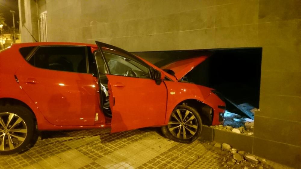 Un conductor novel colisiona contra un edificio