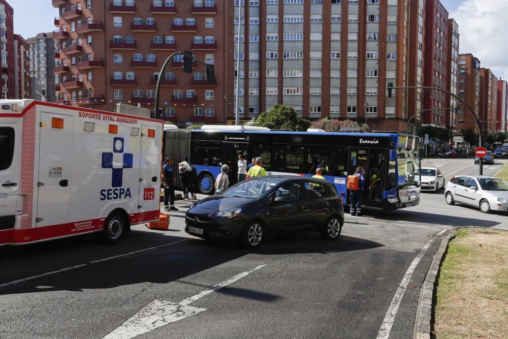 Choque en el cruce del Carbayedo, en Avilés