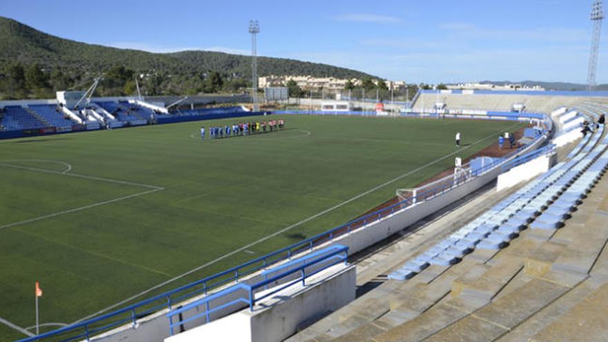 El campo de Can Misses, desangelado de espectadores el pasado domingo, durante el Isleño-Mercadal.