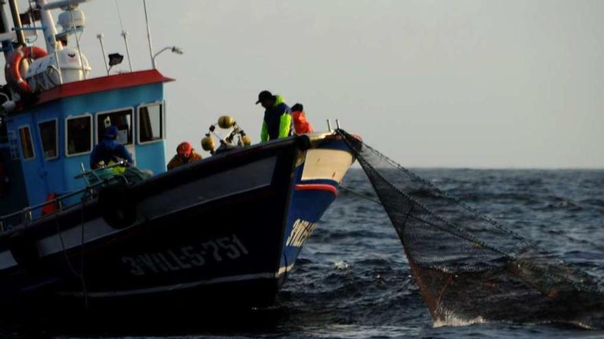 Un cerquero gallego durante una jornada de pesca.