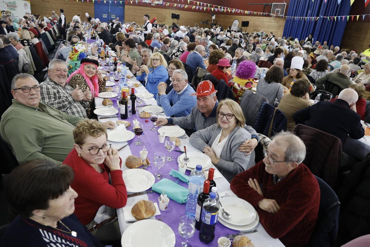Tributo a los mayores de Ames con más de mil kilos de cocido y música