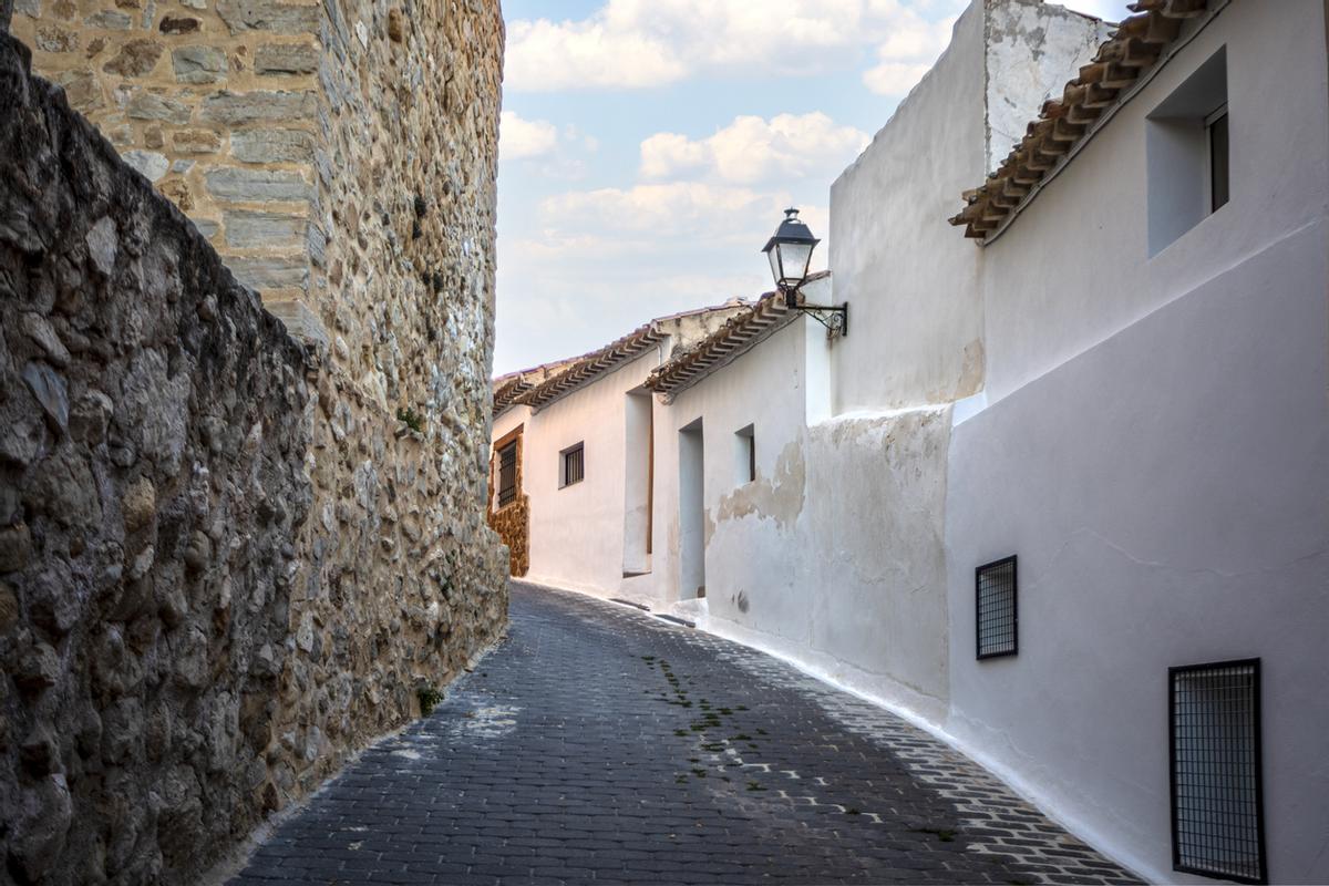 Calle estrecha y empinada en el casco antiguo de Moratalla