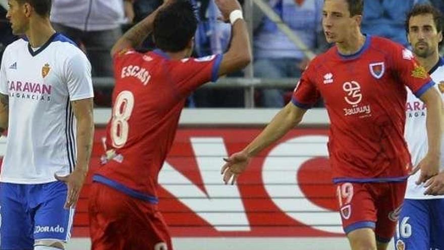 Los jugadores del Numancia se abrazan en La Romareda.