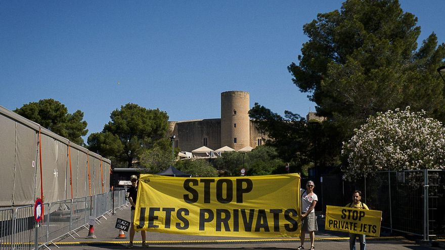 Protesta contra los jets privados y la &quot;elitización&quot; de Bellver por los desfiles de Louis Vuitton