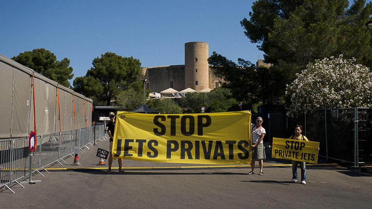 Activistas frente al castillo de Bellver con una pancarta