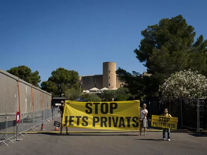 Protesta contra los jets privados y la "elitización" de Bellver por los desfiles de Louis Vuitton
