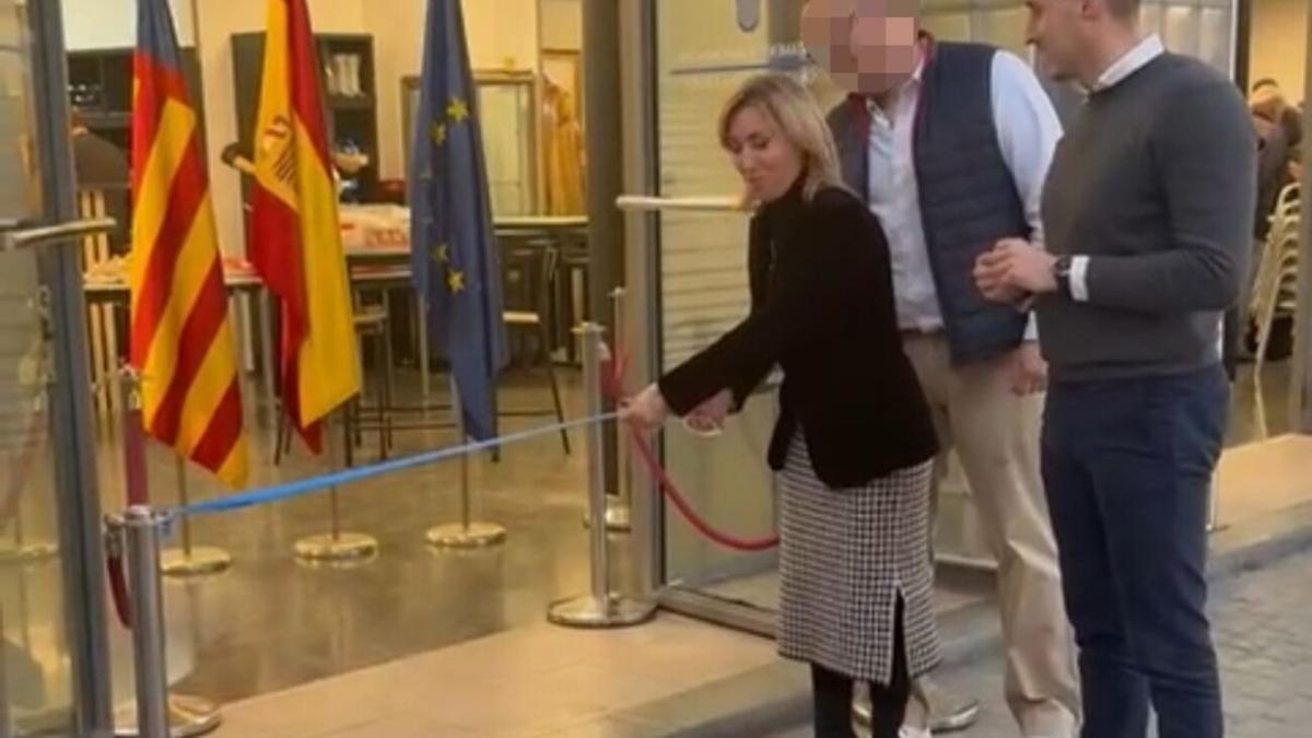 Primer día de funcionamiento del bar de jubilados de Massamagrell. La alcaldesa, el edil y el del bar.