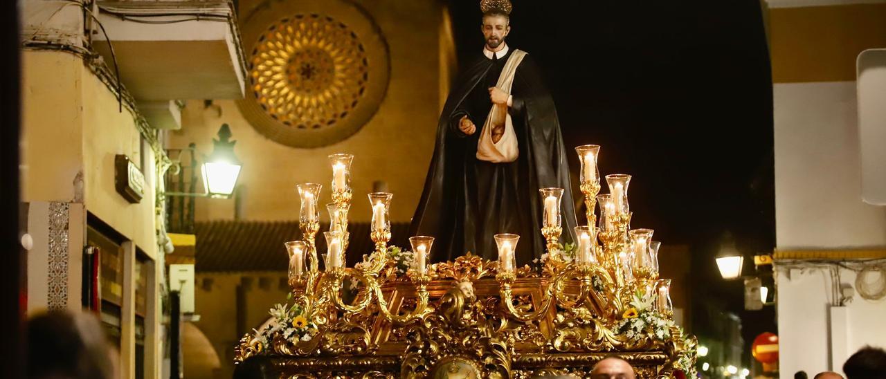 El Padre Cristóbal de Santa Catalina recorre las calles.