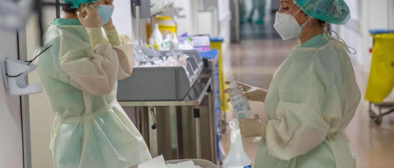 Personal en una planta de un centro hospitalario