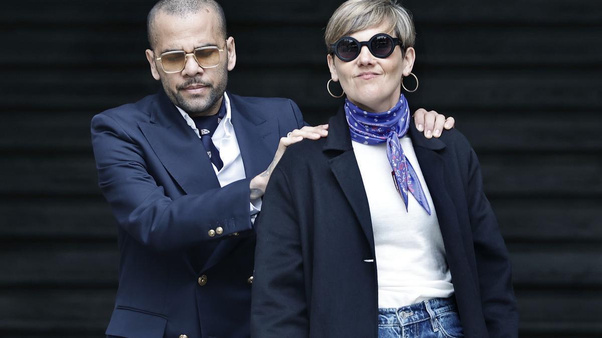 El exfutbolista Dani Alves junto a su abogada, Inés Guardiola.