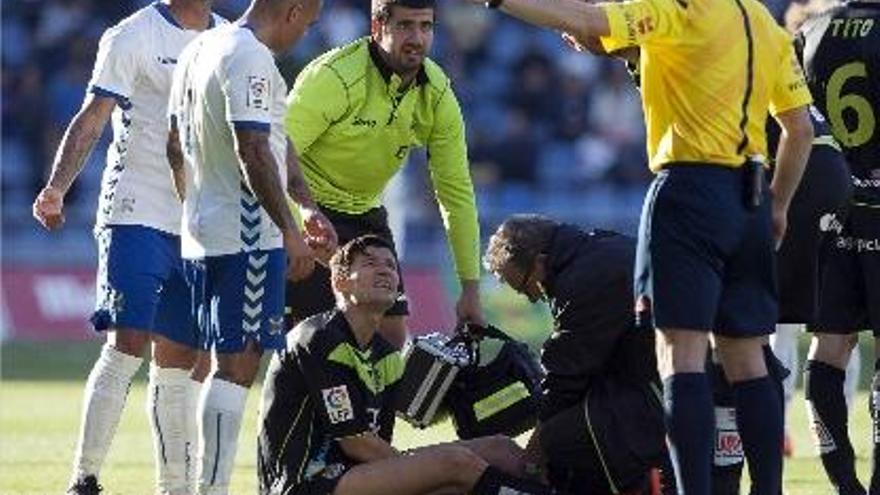 Ruymán Hernández, just en el moment de lesionar-se de gravetat al camp del Tenerife.