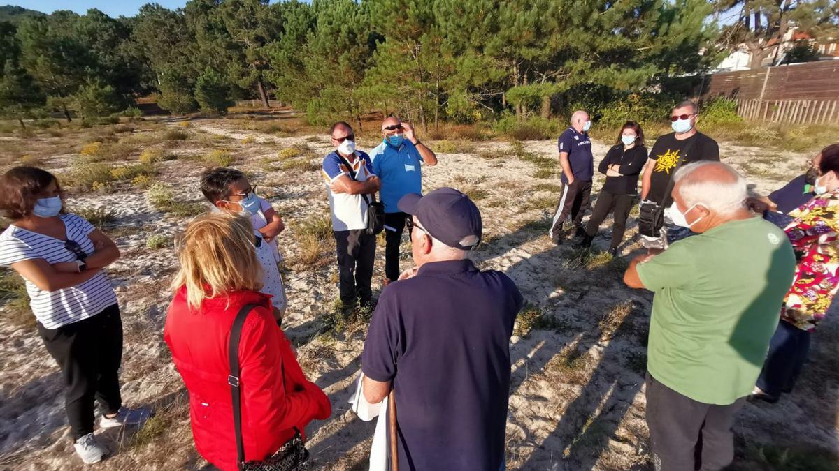 Imagen de archivo de una reunión de afectados por los derribos en O Hío en las dunas de Liméns.   | // G. N.