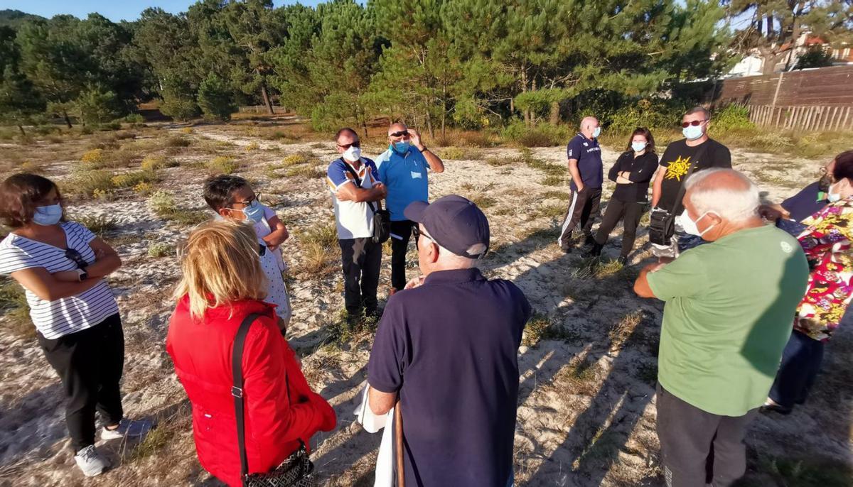Imagen de archivo de una reunión de afectados por los derribos en O Hío en las dunas de Liméns. | // G. N.