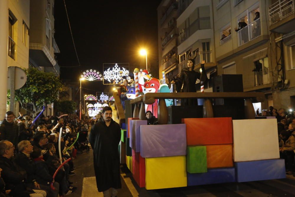 La cabalgata de los Reyes Magos en Elche ha recorrido el centro de la ciudad con 13 carrozas y más de 600 personas