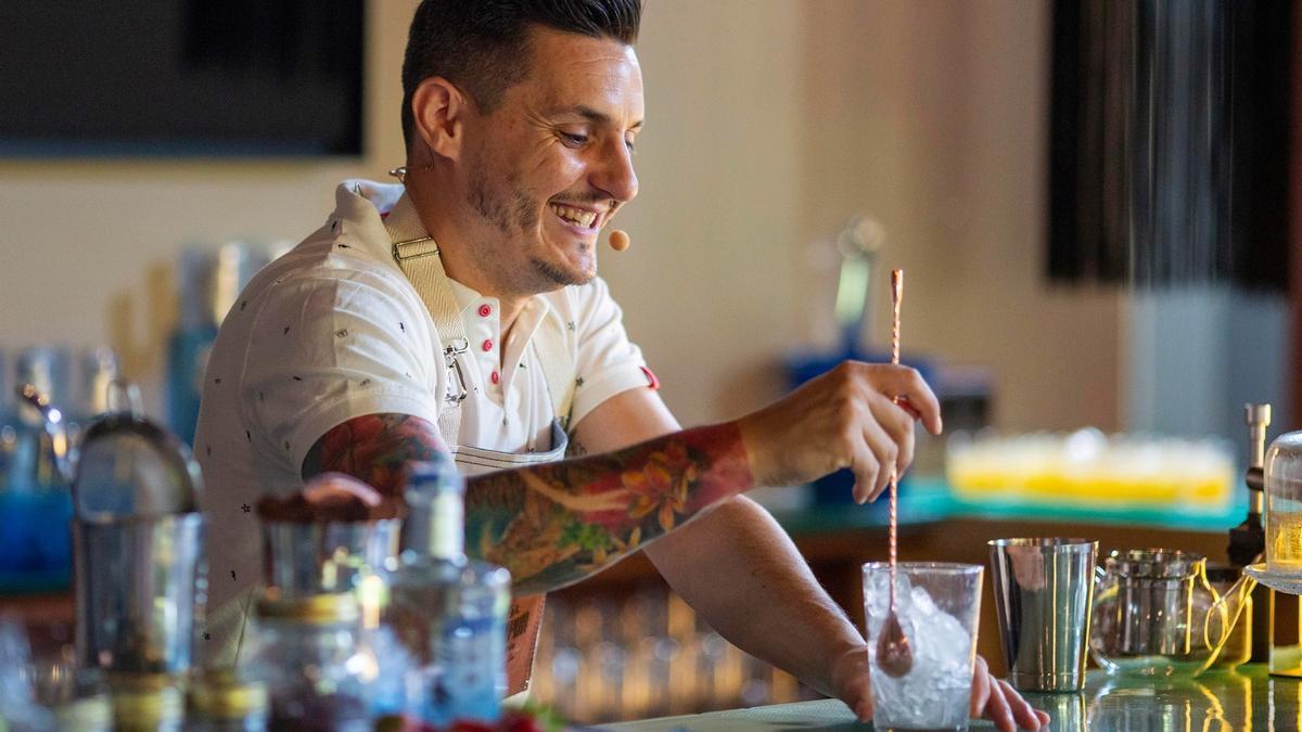 El 'barman' Gerard Ruiz, de Cocktail Time, en acción.