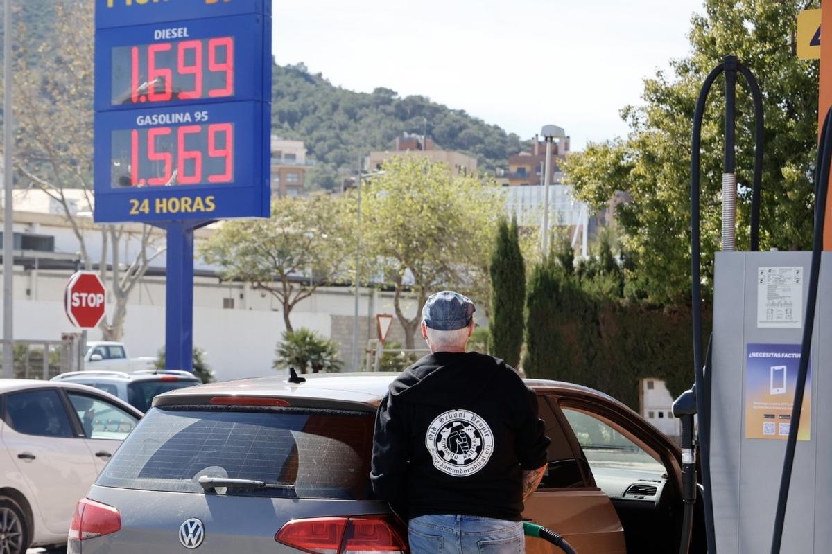 Un conductor repostando gasolina en una estación de servicio de la ciudad de Cartagena.