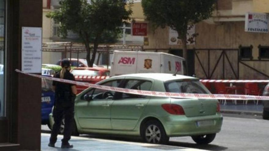 Un hombre armado se atrinchera en una cafetería de Torre del Mar