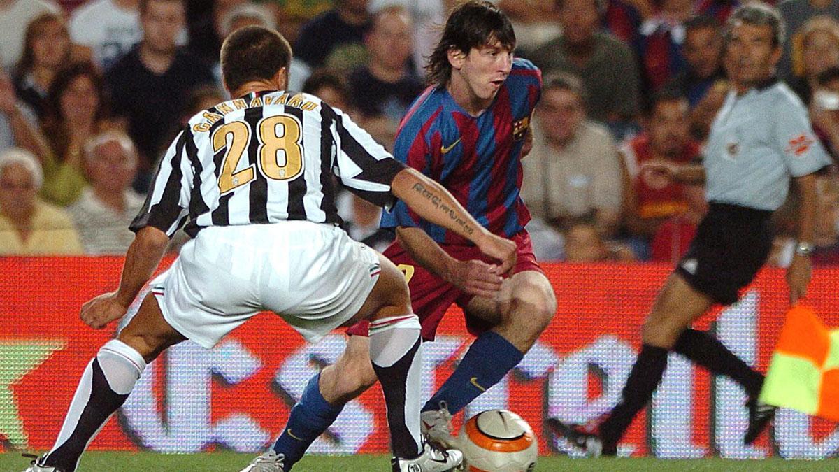 Una acción de Messi ante Cannavaro en el histórico Gamper de 2005. El argentino cuajó un partido que, 16 años después, permanece en el recuerdo por la exhibición ofrecida por un chaval de 18 años y dos mese
