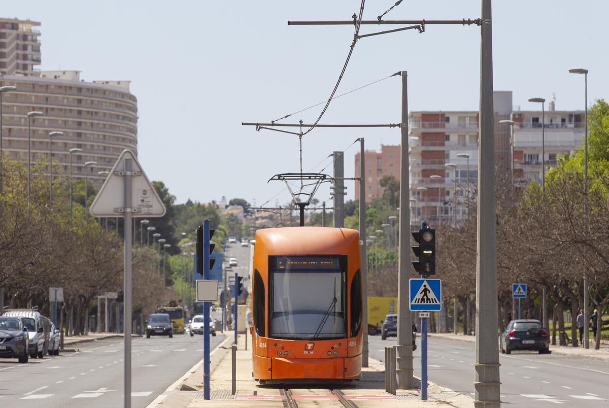 Un tranvía circula por Alicante