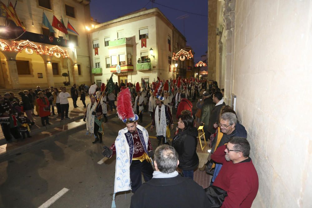 El desfile de La Entrada da la bienvenida a los Moros y Cristianos de Sax