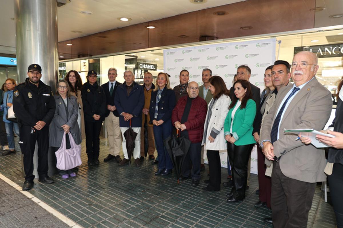 Grupo de las autoridades y responsables de instituciones durante el acto de presentación de la campaña junto al Corte Inglés de Córdoba.