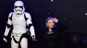 Els companys feliciten Carrie Fisher després de l’èxit de la reanimació en ple vol, i la seva recuperació.