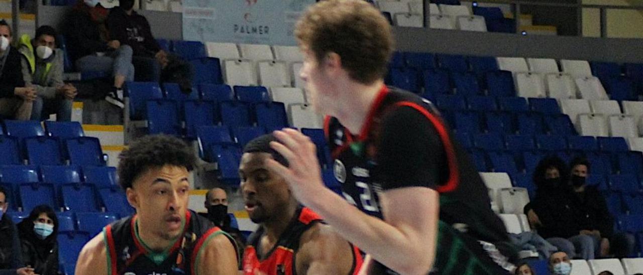 Brown bota el balón durante el partido de ayer en el Palau d’Esports de Son Moix.