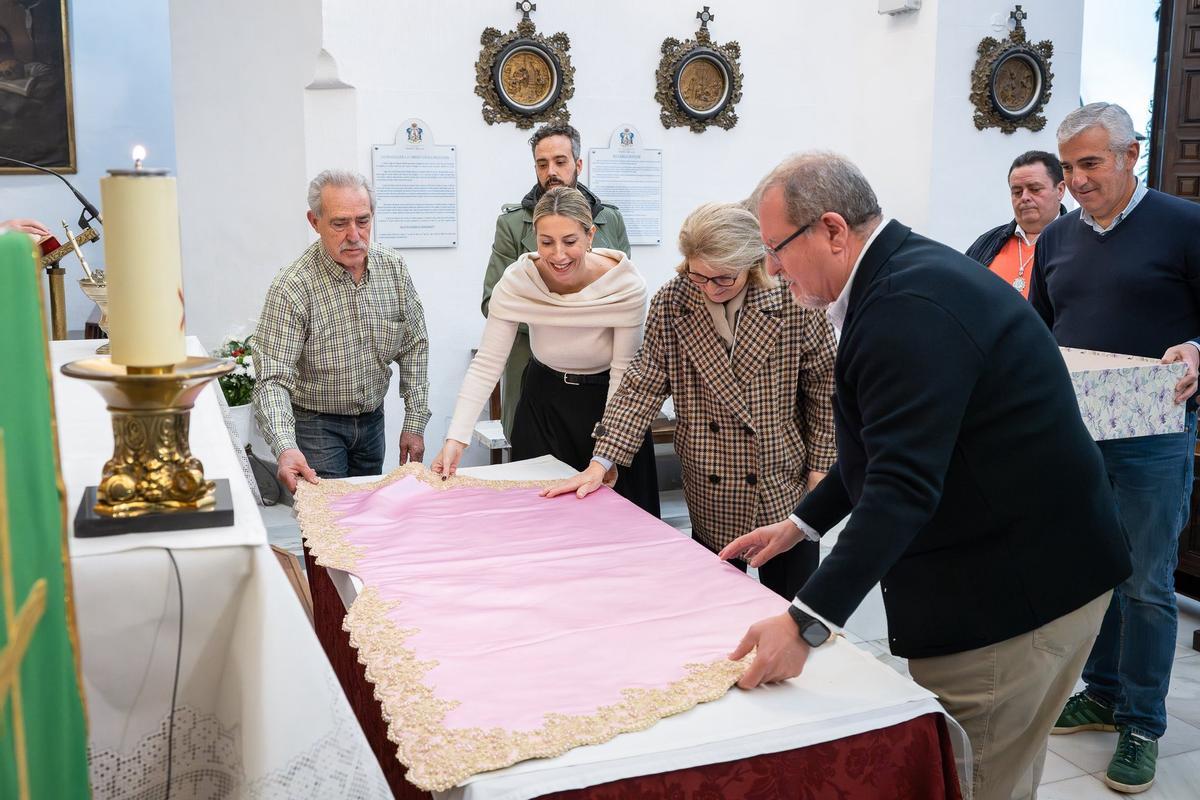 Galería | Así entregó María Guardiola el manto 209 a la Virgen de la Montaña