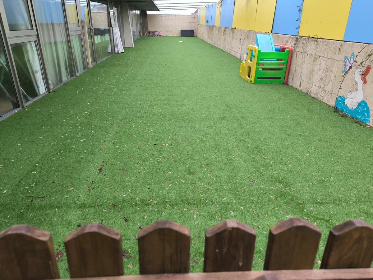 El nuevo pavimento de la guardería de Cambados.