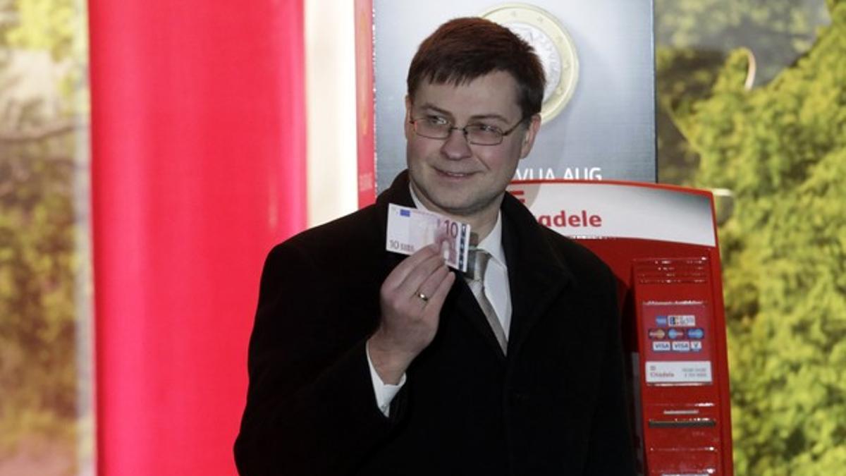 El primer ministro de Letonia, Valdis Dombrovskis, muestra el primer billete de 10 euros, este miércoles en Riga.