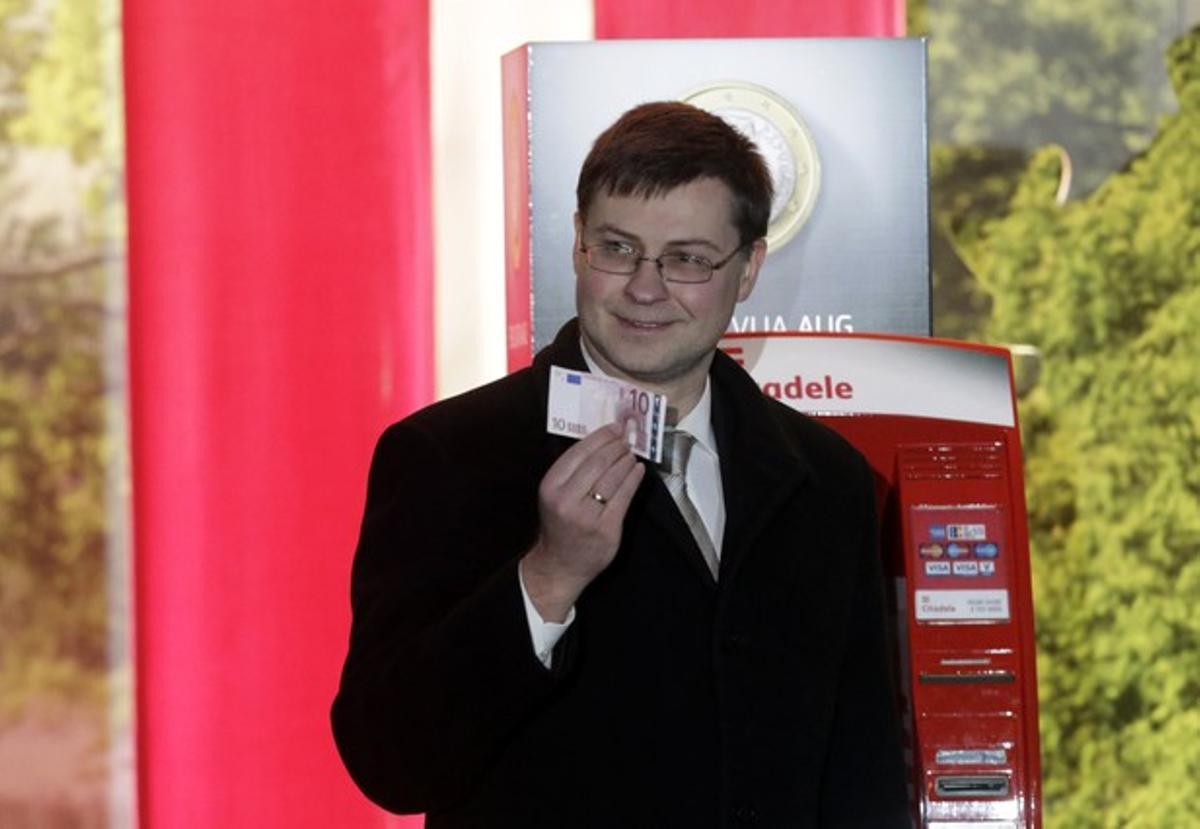 El primer ministre de Letònia, Valdis Dombrovskis, mostra el primer bitllet de 10 euros, aquest dimecres a Riga.