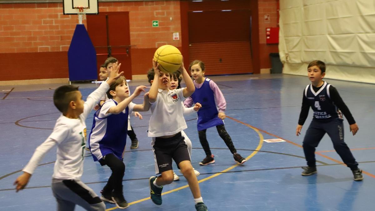 Un encuentro de baloncesto de los Juegos Municipales.
