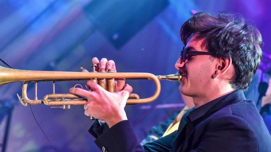 Pere Navarro tocando la trompeta robada