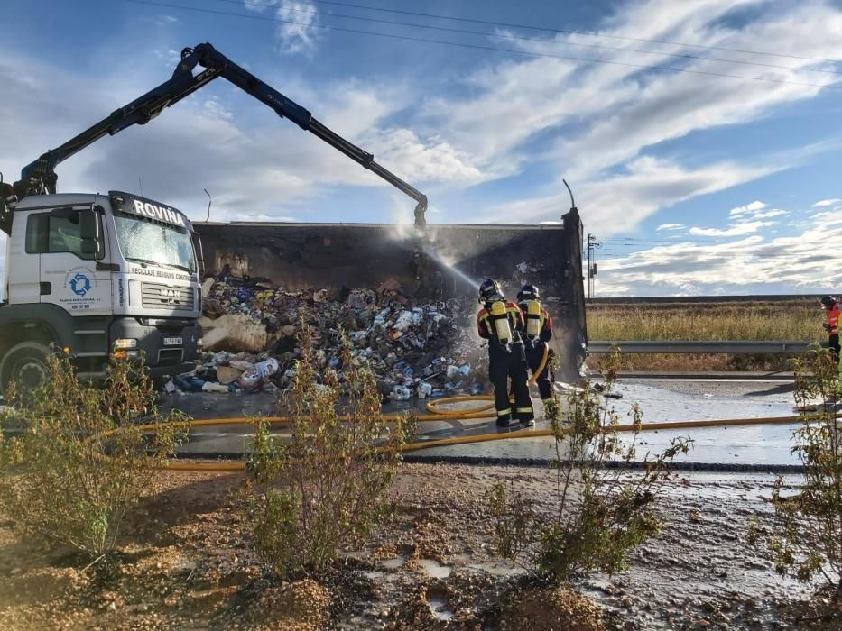 Incendio de un camión en la A-66 en Zamora.