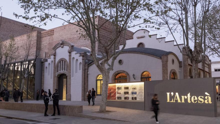 Façana del renovat Teatre L&#039;Artesà