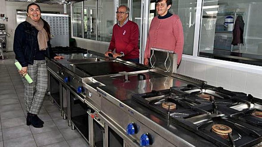 Claudia Perdomo (izq), José López y Faustina Jiménez, en la cocina de la Fundación para la promoción del empleo.