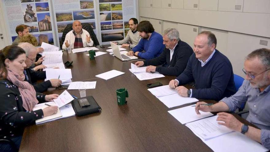 Pleno del Consorcio As Mariñas, ayer, en la sede del ente, en Guísamo.