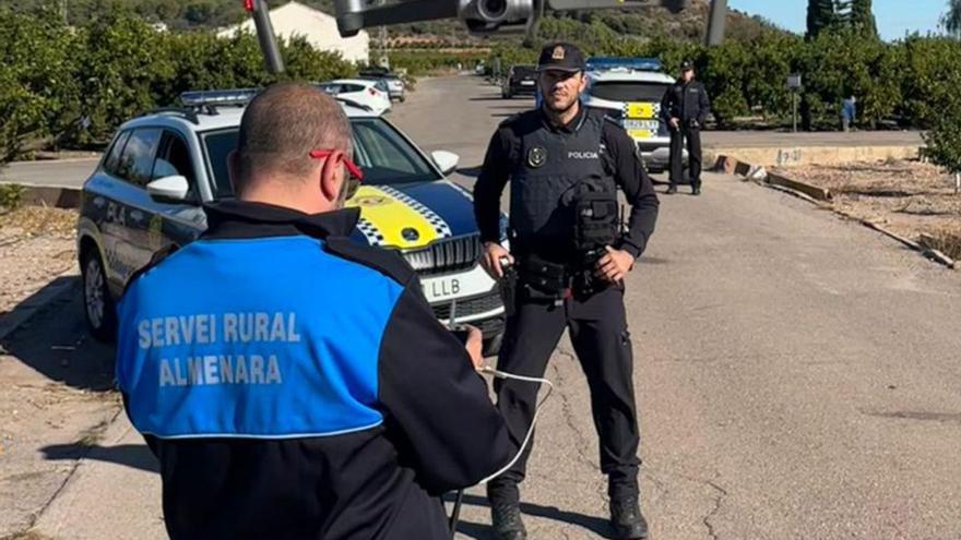 Agentes de la Guardia Rural y Policía Local utilizan drones para la vigilancia.  | MIGUEL ÁNGEL SÁNCHEZ