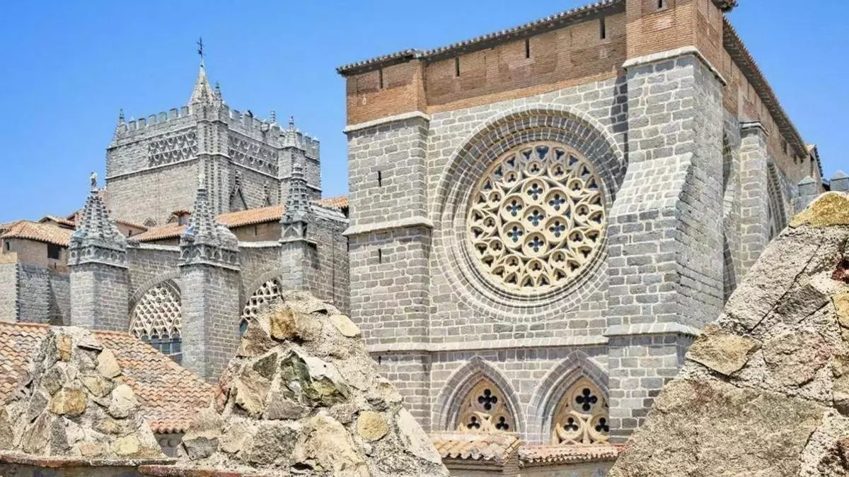 La catedral gótica de España apoyada en la muralla medieval mejor conservada del mundo, declarada Patrimonio de la Humanidad