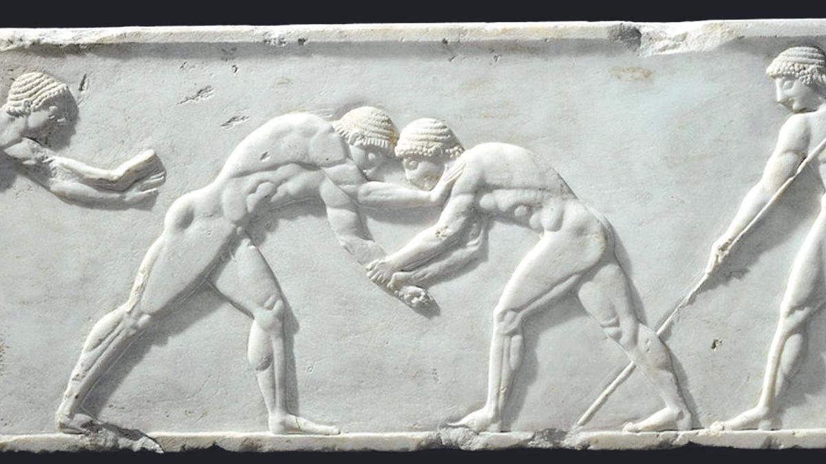 Relieve del Museo Arqueológico de Atenas (510 a.C.) que muestra a dos atletas practicando la lucha y a otro que se dispone a lanzar la jabalina.