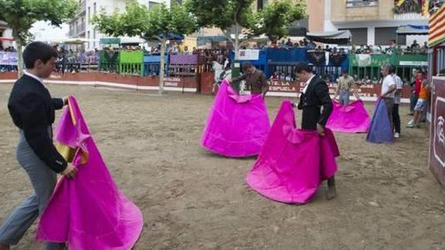 Los estudiantes de la escuela taurina, en la arena de Moró.