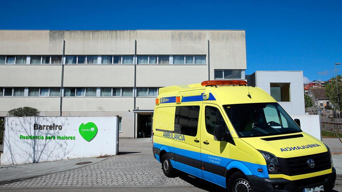 Una ambulancia abandona la residencia DomusVi en Vigo