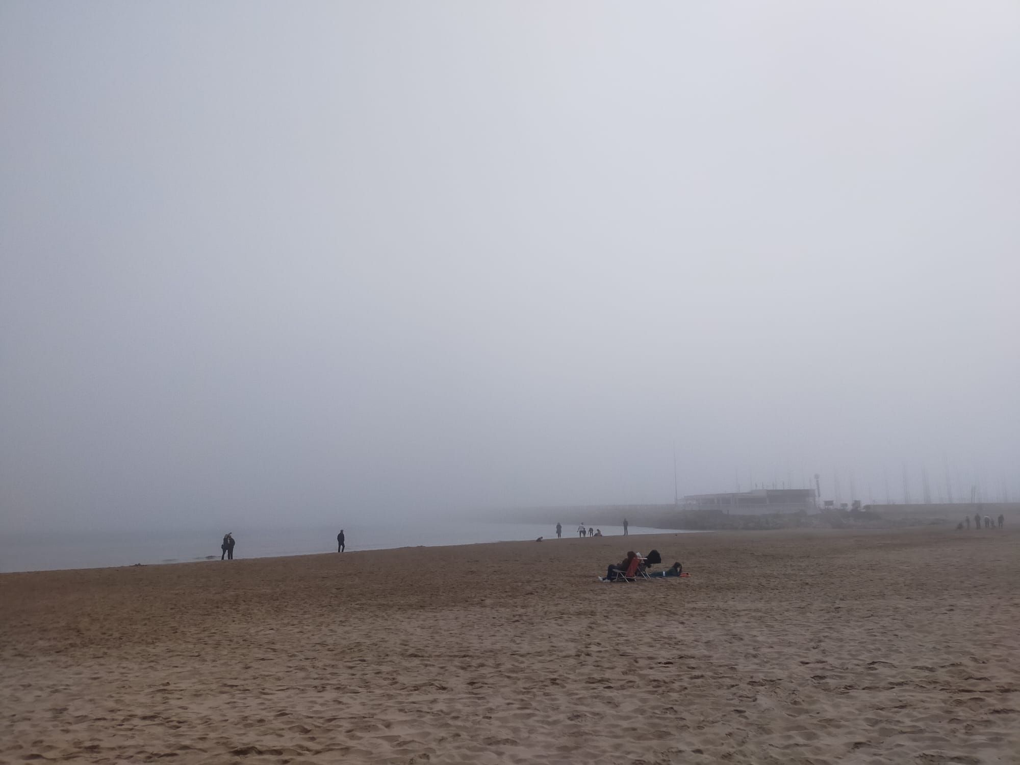 La playa de Gandia desaparece entre la niebla