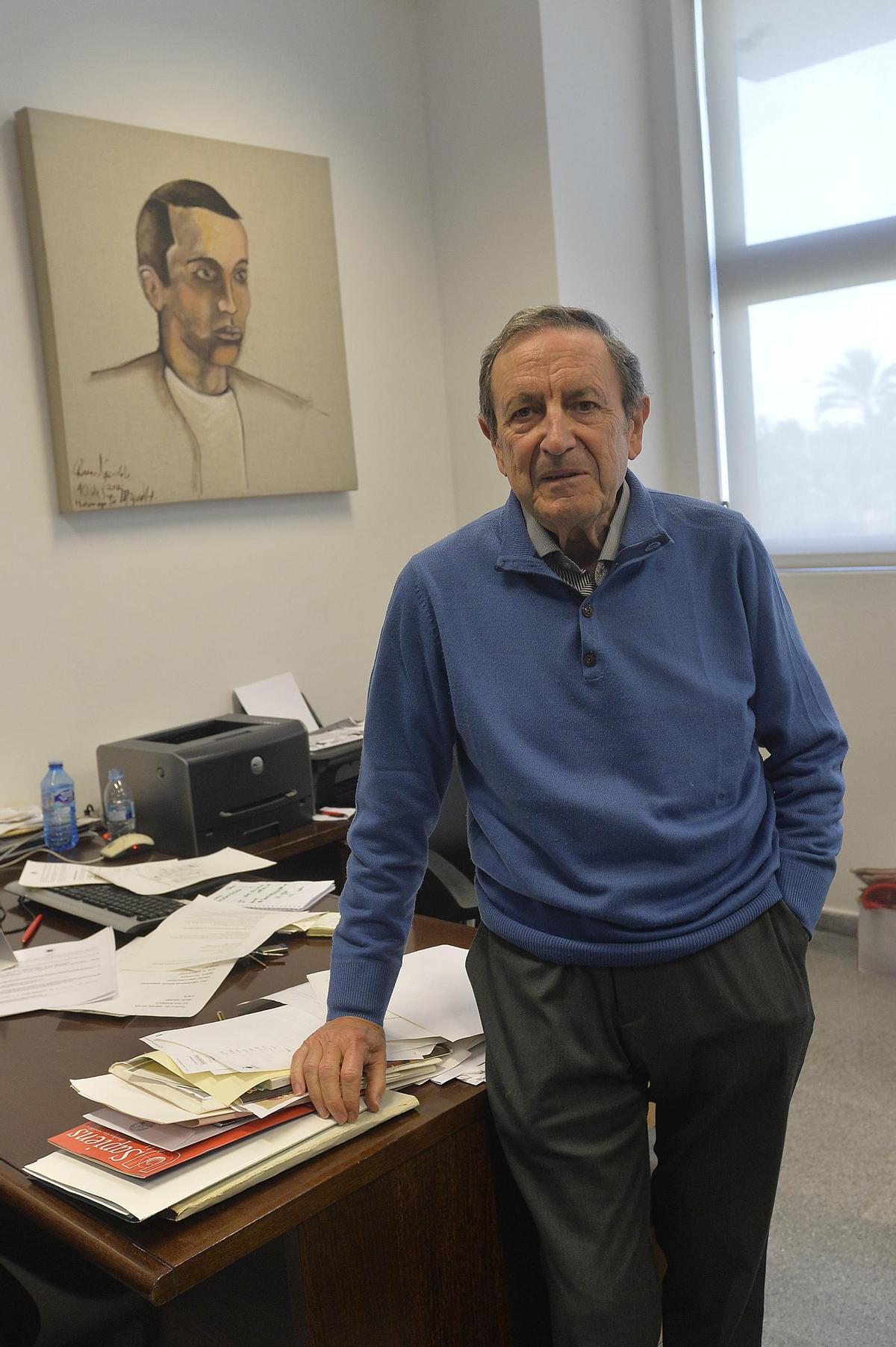 Francisco Esteve, en el despacho de la Cátedra Pedro Ibarra de la UMH.