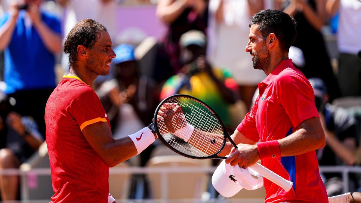 Novak Djokovic y Rafa Nadal se saludan al finalizar su partido correspondiente a la segunda ronda de la competición de tenis en los Juegos de en Paris 2024