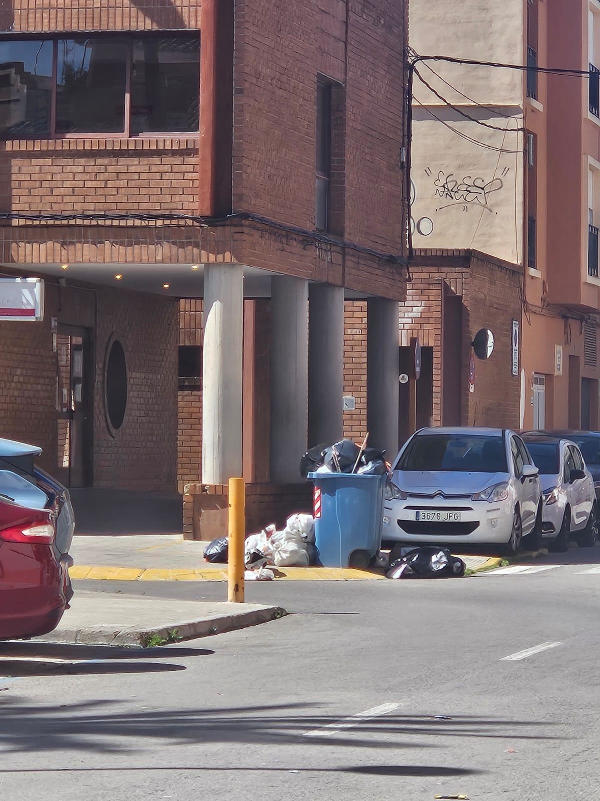 Basura acumulada junto al centro de salud.