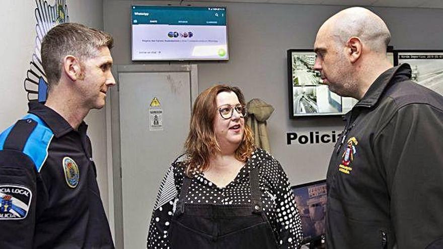 Eloy Regueira, Rocío Fraga y José Rama, ayer, en la sala de pantallas de la Policía Local.