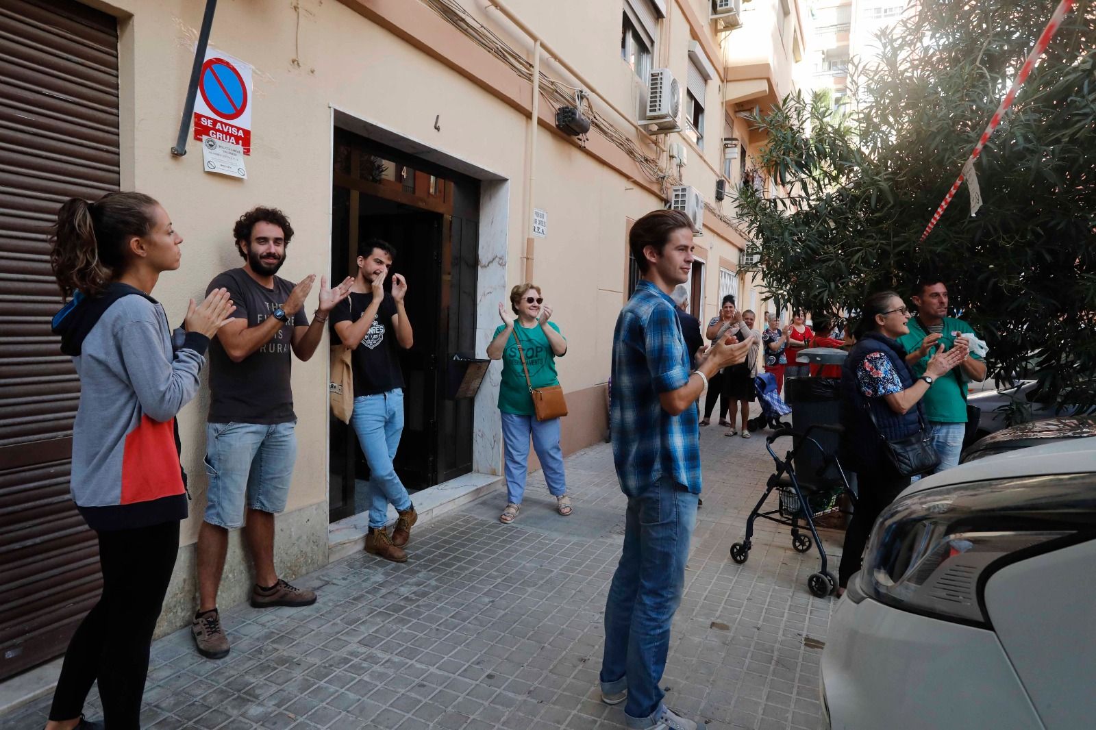 La presión vecinal logra paralizar un desahucio en València