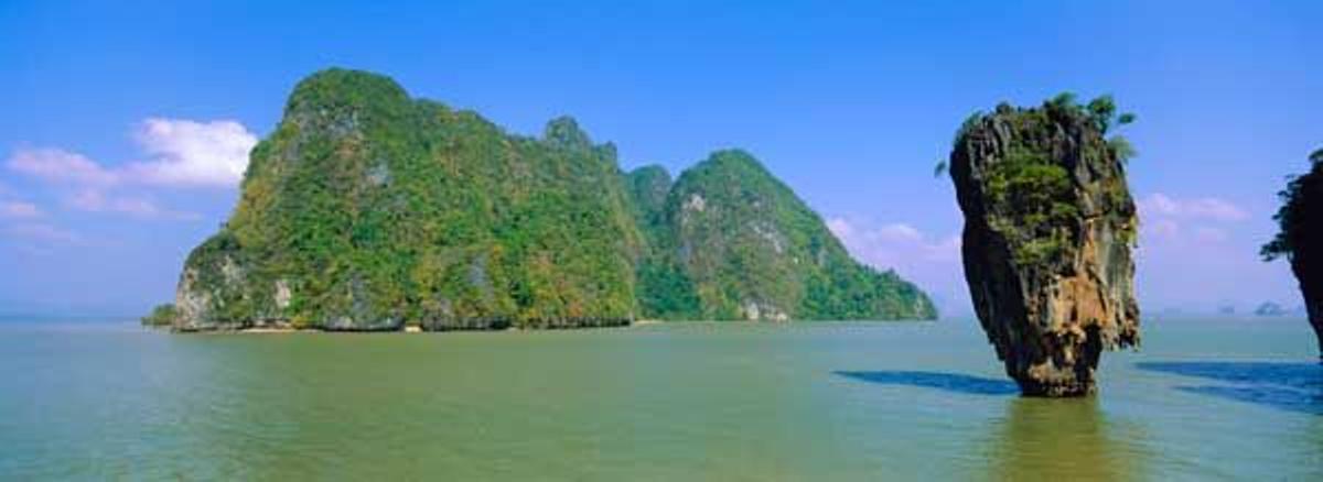 Islote llamado Ko Tapu en la bahía de Phang Nga, en el Mar de Adamán, entre la isla de Phuket y la parte continental de Tailandia.