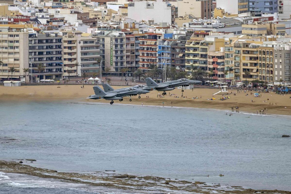 Sobrevuelo de los cazas F18.